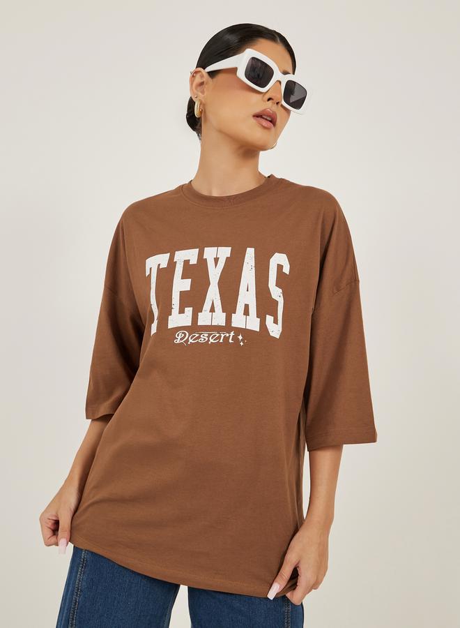 ستايلي تيشيرت بطباعة شعار بياقة دائرية وقصة واسعة - Image 1